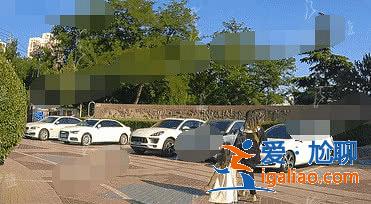 何洁单独接孩子放学回家显母爱，无修图再泄露矮小身