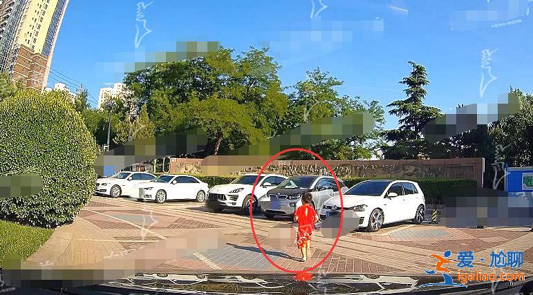 何洁单独接孩子放学回家显母爱，无修图再泄露矮小身