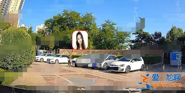 何洁单独接孩子放学回家显母爱，无修图再泄露矮小身