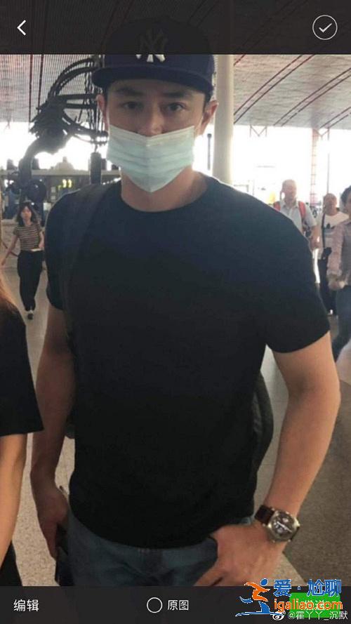 霍建华机场被粉丝偷拍，满脸怒气伸手指人