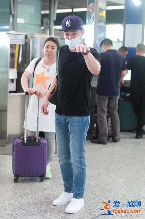 霍建华机场被粉丝偷拍，满脸怒气伸手指人