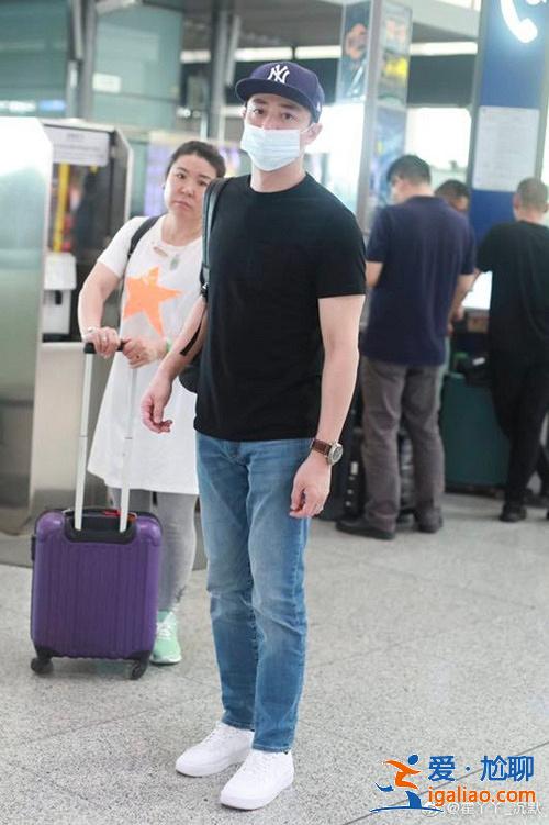 霍建华机场被粉丝偷拍，满脸怒气伸手指人
