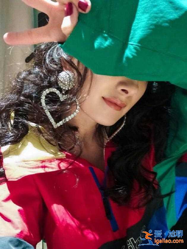 杨幂绿洲分享挡脸自拍 超大心形耳环格外亮眼