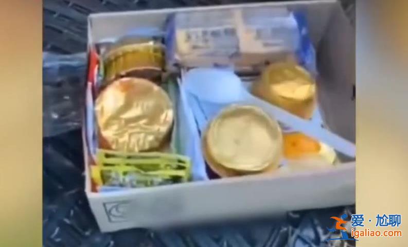 乌军拿到一盒俄军粮食一开始非常不屑还嘲讽对方，开箱后表示羡[军队]？
