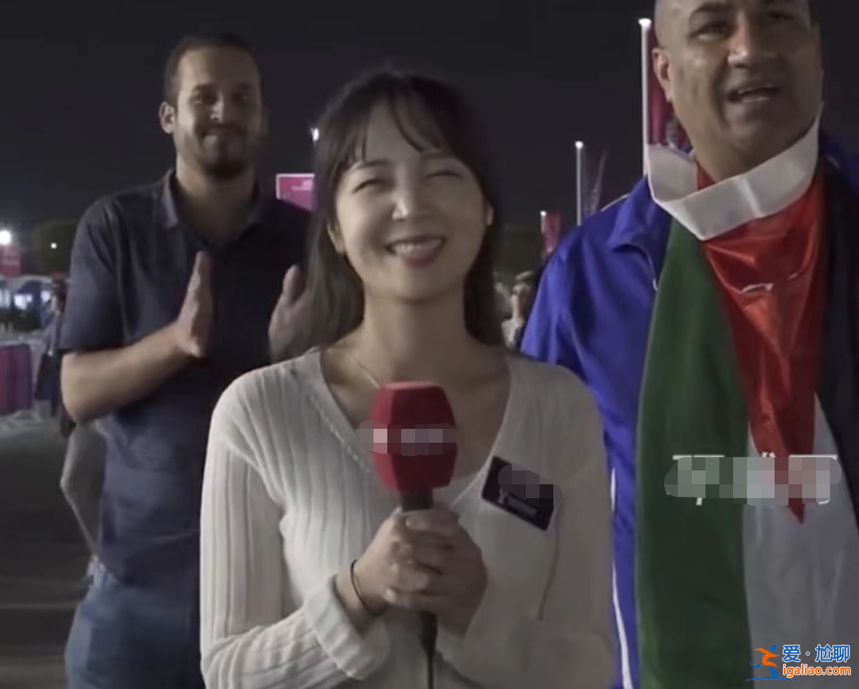美女主持人直播世界杯被骚扰!现场视频曝光惹争议 球迷包围强搂拥抱