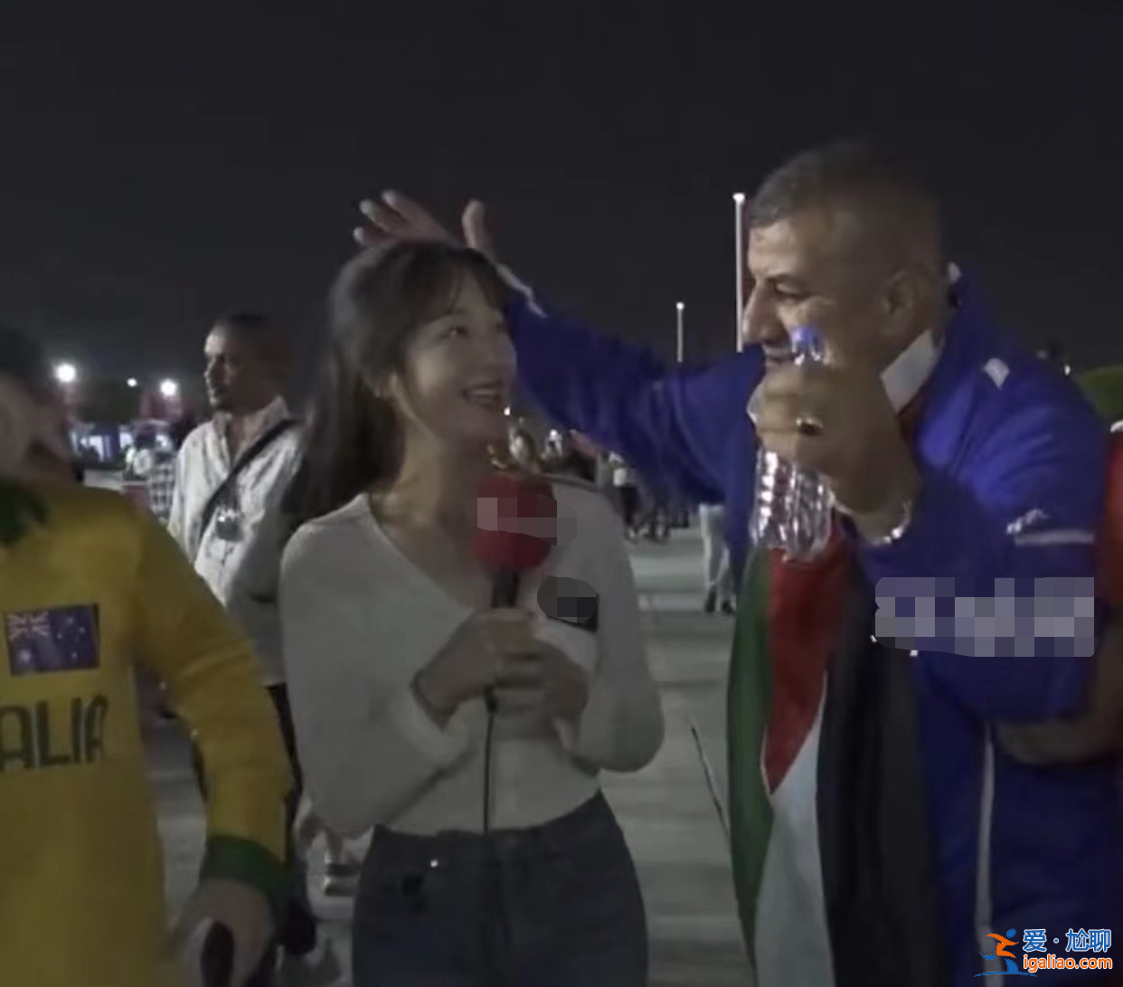 美女主持人直播世界杯被骚扰!现场视频曝光惹争议 球迷包围强搂拥抱