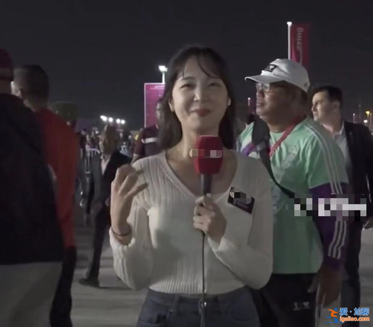 美女主持人直播世界杯被骚扰!现场视频曝光惹争议 球迷包围强搂拥抱
