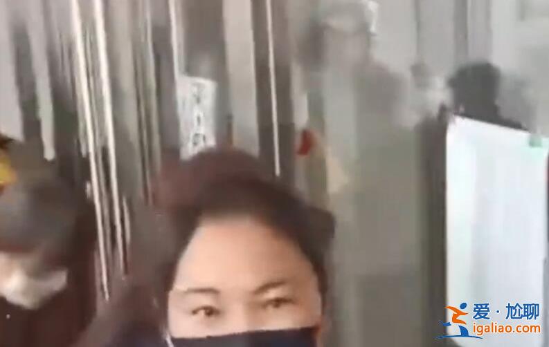 银行以防疫为名让客户淋雨排队，大厅有空座但不让客户进入[银行规定]？