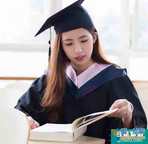 学士服垂布的颜色有什么讲究 学士服领带怎么穿？