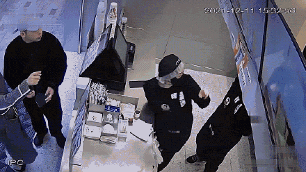 周迅带绯闻男友卓越回家乡 与亲友一同逛街买奶茶