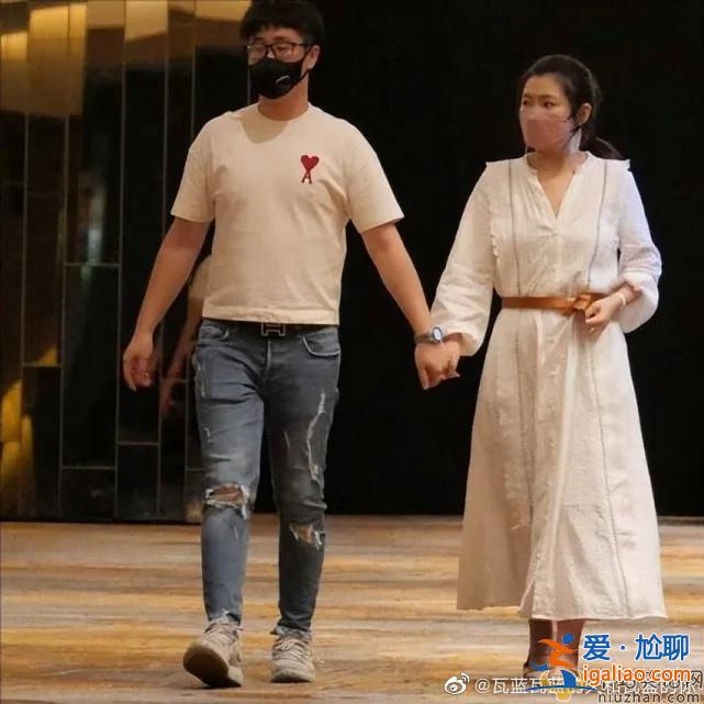 Selina男友正脸照曝光  男友说Selina伤疤是美人鱼鱼鳞