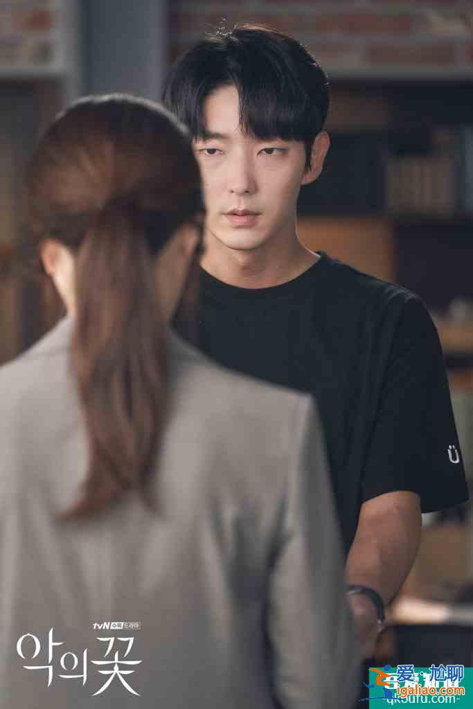 李准基和文彩元在《恶之花》剧中面对令人苦恼的现实？