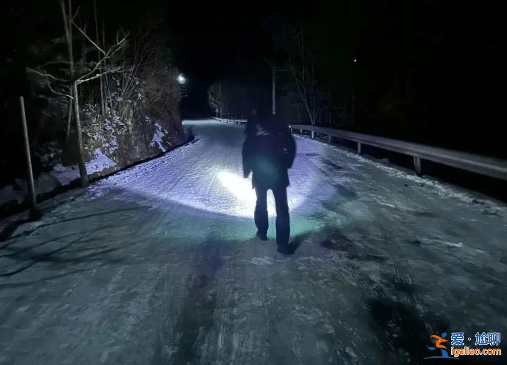 “我2岁的儿子快不行了！”上海母子跨年夜赏雪被困山顶 找到时孩子已失温？