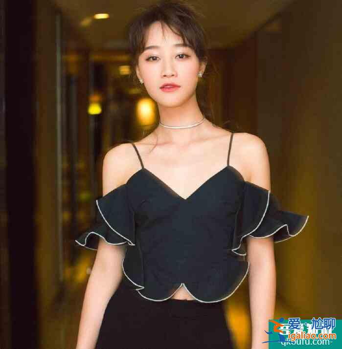 蓝盈莹回应质疑：坐着说话当然是最轻松的？