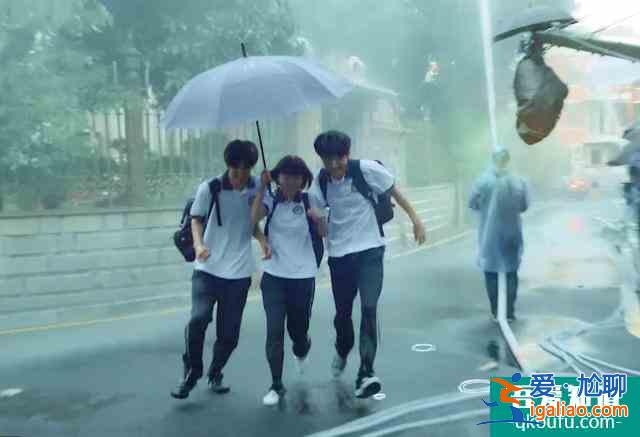 以家人之名：尖尖凌霄撑一把伞跑回家，看清凌霄手的位置：太含蓄？