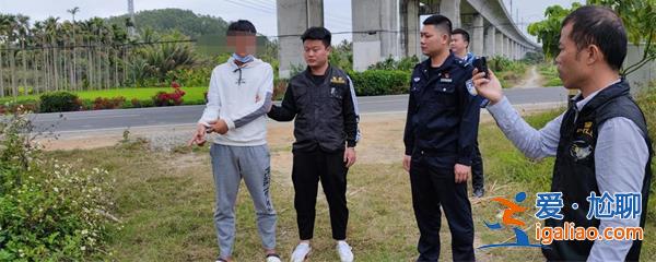 盗窃嫌疑人发现警察以后边跑边陆续扔出5台手机[5台手机]？