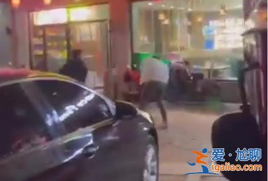 山东青岛网红“直播约架”被当街持刀砍伤？网友质疑是剧本 警方回应？