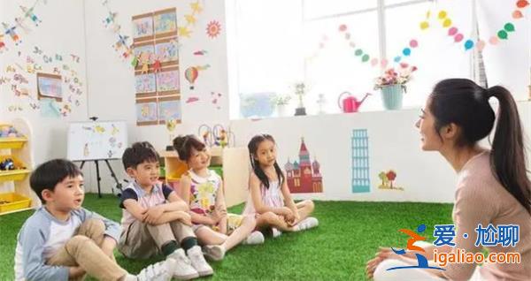 幼师在全班同学面前扒光男孩上衣，教育局介入[全班同学]？