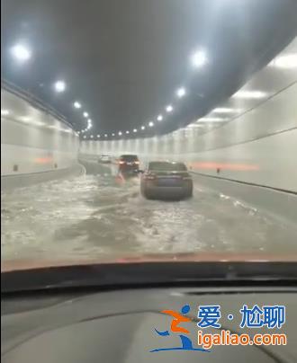 在匝道 还没进隧道？