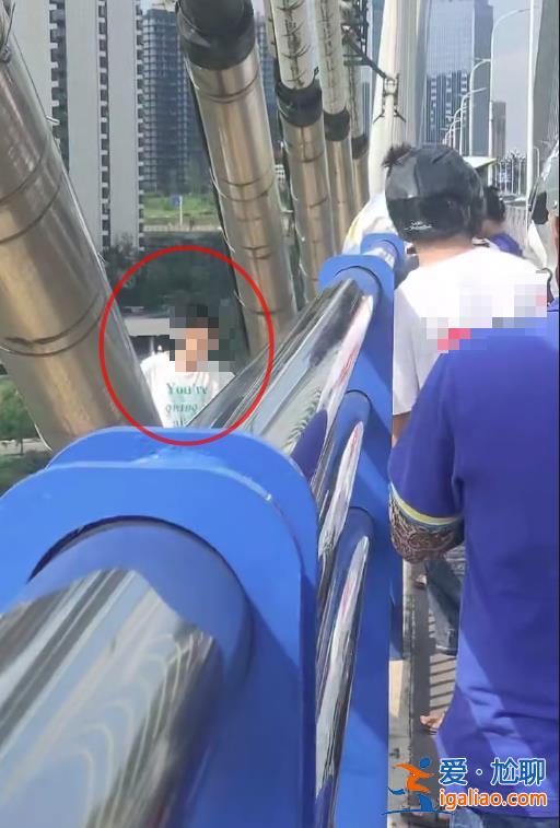 隔得远 他听不到？