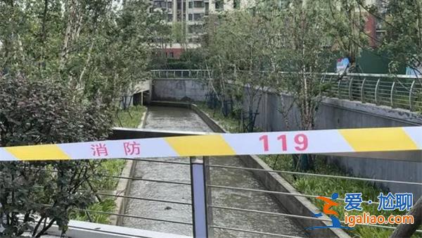 南京一女子在避雨的时候被冲走[避雨]？