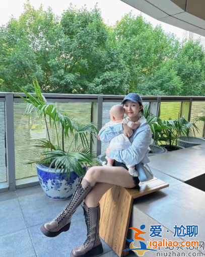 巨兴茂近况曝光！游新加坡露黑牙太邋遢