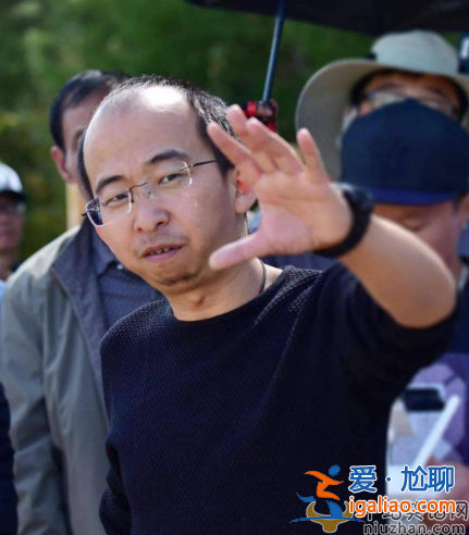 巨兴茂近况曝光！游新加坡露黑牙太邋遢