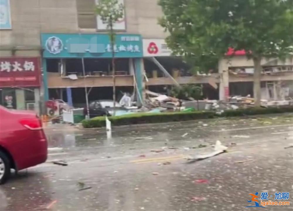 山东一临街门店发生爆炸 相邻银行和烤鱼店损毁严重？