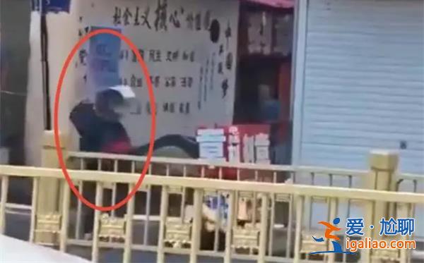 男子沿街砍人被市民扔水桶[市民扔水桶]？