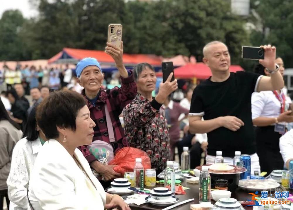 五千游客齐聚广场吃坝坝宴？
