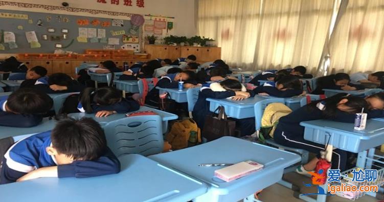 学生趴桌午休1学期收费200 家长质疑这是教育进步还是五种不顺的表现？？