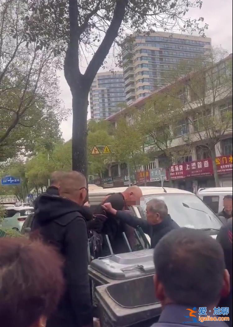 浙江温岭一男子疑偷钱遭绑树上示众扇耳光 知情人称其已被派出所带走？