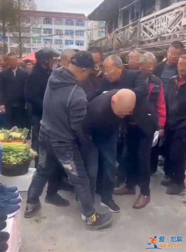 浙江温岭一男子疑偷钱遭绑树上示众扇耳光 知情人称其已被派出所带走？