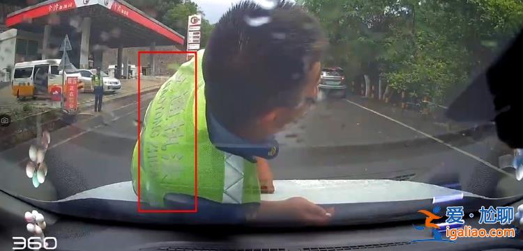 云南交通执法人员“碰瓷”式执法 直接扑到了车辆前机盖上？官方回应？