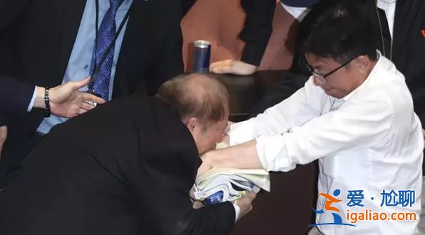 台立法机构今冲突不断 绿营“立委”抢议事人员资料一路狂奔 “蓝营错愕”？
