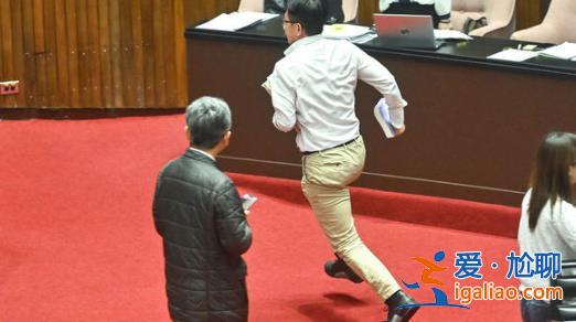 台立法机构今冲突不断 绿营“立委”抢议事人员资料一路狂奔 “蓝营错愕”？