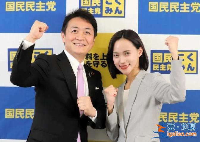 日本27岁美女政客坠楼身亡后 涉事党党首身边又站了一名美女政客？