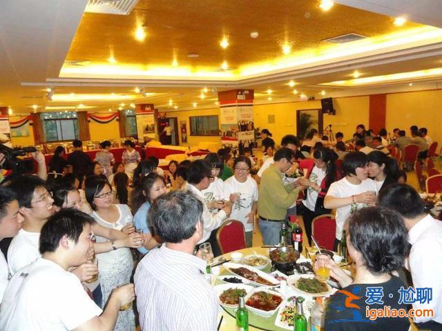 同学升学宴要随礼吗？同学互相参加升学宴要随礼吗？